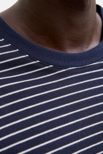 T-shirt bleu à manches courtes de ORIGINALS BY JACK & JONES, avec un motif rayé et un col rond.