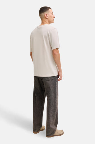 T-shirt beige à manches courtes d'ORIGINALS BY JACK & JONES, porté avec des jeans gris foncé et des mocassins, vue arrière.
