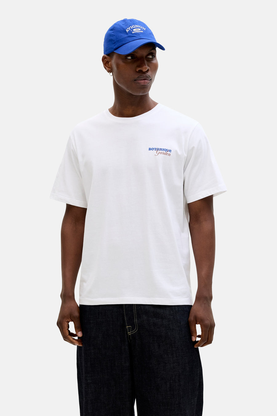 T-shirt blanc ORIGINALS BY JACK & JONES, à manches courtes et avec un imprimé texte bleu sur la poitrine.