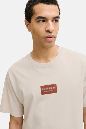 T-shirt beige à manches courtes de CORE by JACK & JONES, avec un logo rectangulaire de la marque sur la poitrine.