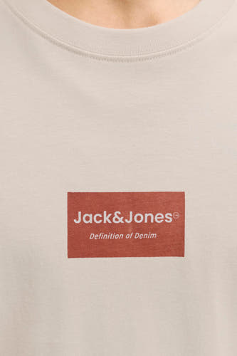 T-shirt beige à manches courtes de CORE BY JACK & JONES, avec un imprimé logo rectangulaire rouge sur la poitrine.