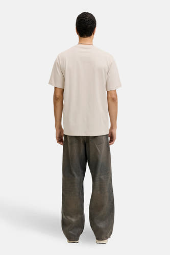 T-shirt beige à manches courtes de CORE BY JACK & JONES, vu de dos, associé à un jean ample.