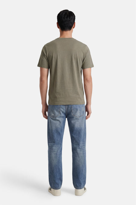 Kaki korte mouw t-shirt van ORIGINALS BY JACK & JONES, achterkant weergegeven, eenvoudig design, draagbaar met blauwe jeans en witte sneakers