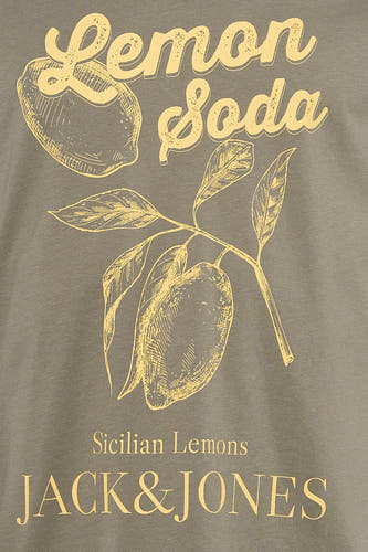 Kaki T-shirt met geel "Lemon Soda" print van ORIGINALS BY JACK & JONES, met citroenillustratie en Siciliaanse citroenen tekst, close-up voorzijde.