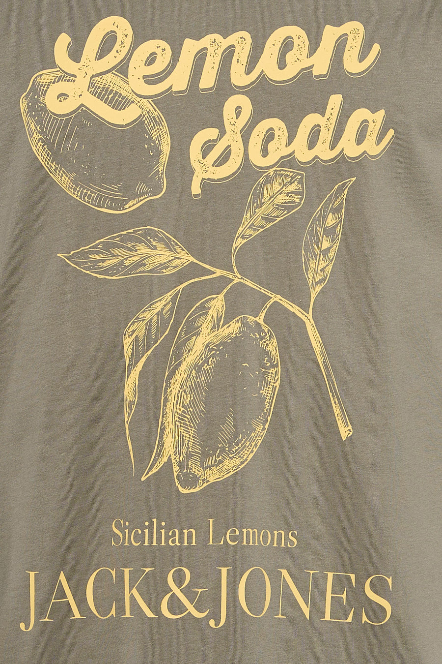 Kaki T-shirt met geel "Lemon Soda" print van ORIGINALS BY JACK & JONES, met citroenillustratie en Siciliaanse citroenen tekst, close-up voorzijde.