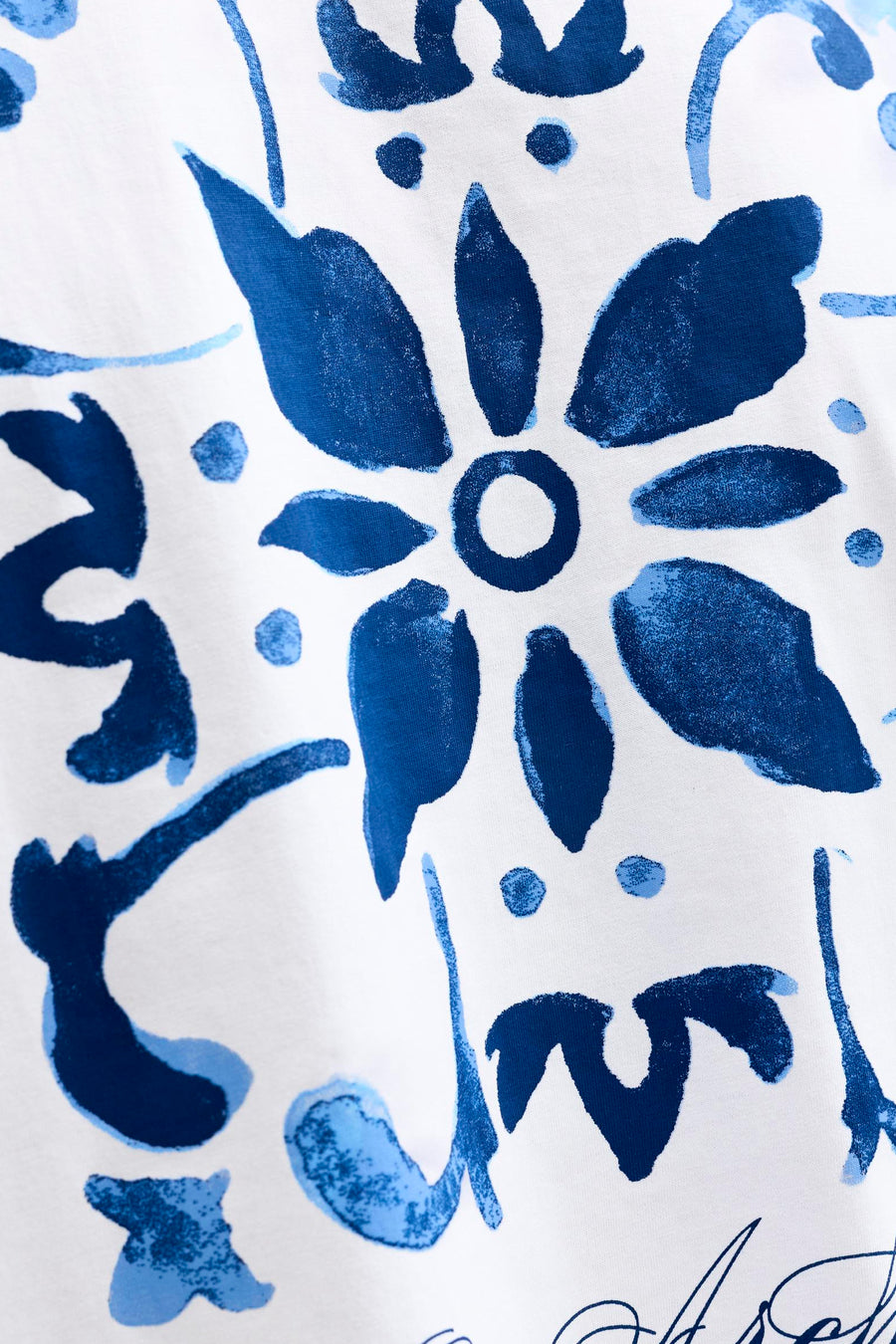 T-shirt blanc de ORIGINALS BY JACK & JONES avec un motif floral et abstrait en deux tons de bleu.