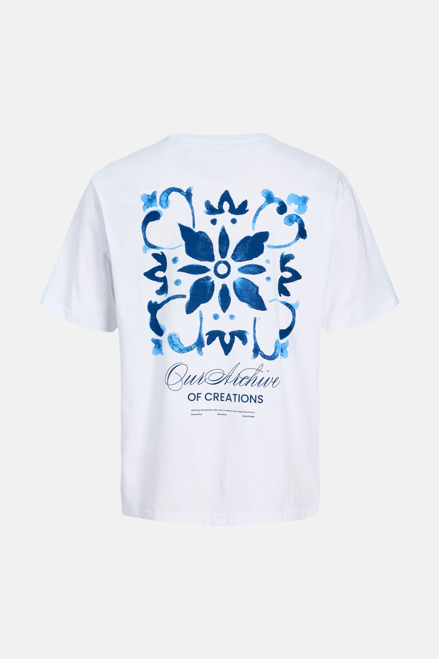 T-shirt blanc ORIGINALS BY JACK & JONES, avec un grand motif floral bleu et du texte au dos.