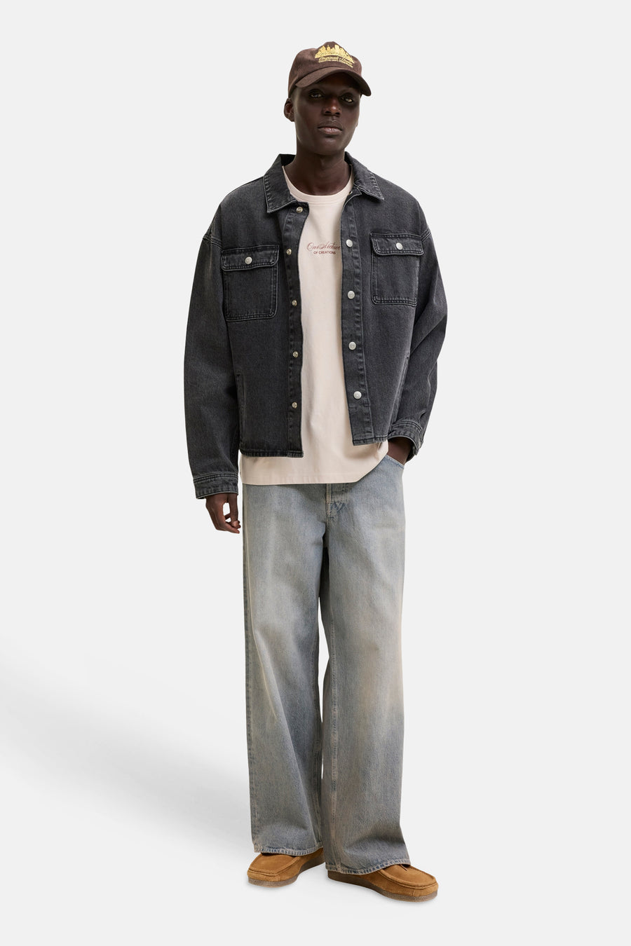 T-shirt beige de ORIGINALS BY JACK & JONES avec un imprimé texte rouge foncé sur la poitrine, porté sous une veste en jean gris foncé.