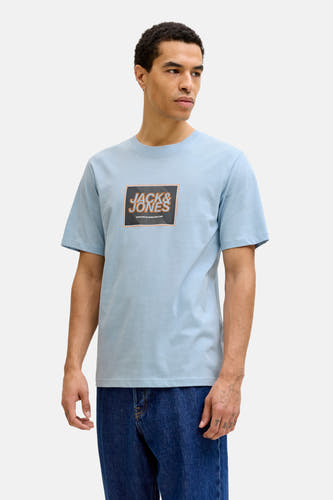 T-shirt bleu à manches courtes d'ORIGINALS BY JACK & JONES, vu de dos, associé à des jeans foncés et des sneakers blanches.