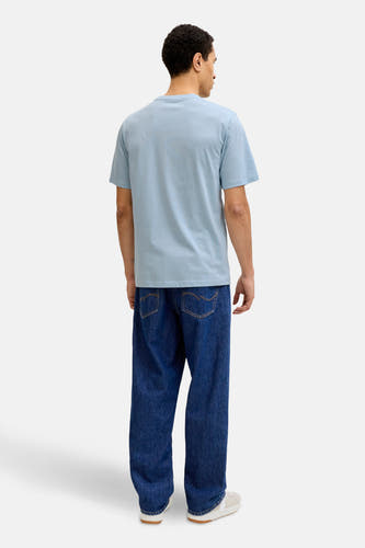 Blauw T-shirt met korte mouwen van ORIGINALS BY JACK & JONES, gezien van achteren, gecombineerd met donkere jeans en witte sneakers.
