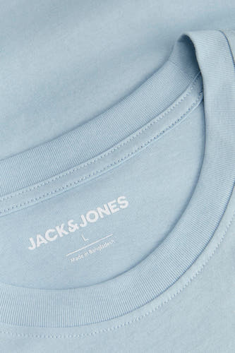 T-shirt bleu à manches courtes d'Originals by Jack & Jones, avec un détail de la ligne du col et du label.