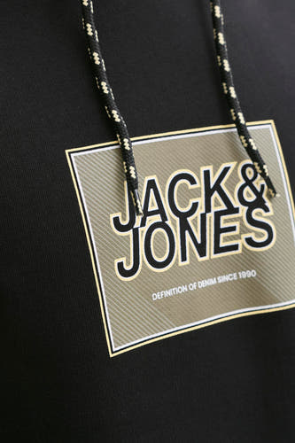 Gilet noir avec capuche de CORE BY JACK & JONES, imprimé du logo sur la poitrine et cordon de serrage.