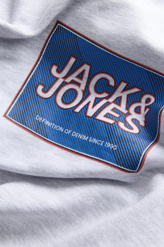 Witte sweater van CORE by JACK & JONES, met een opvallende grafische print.

