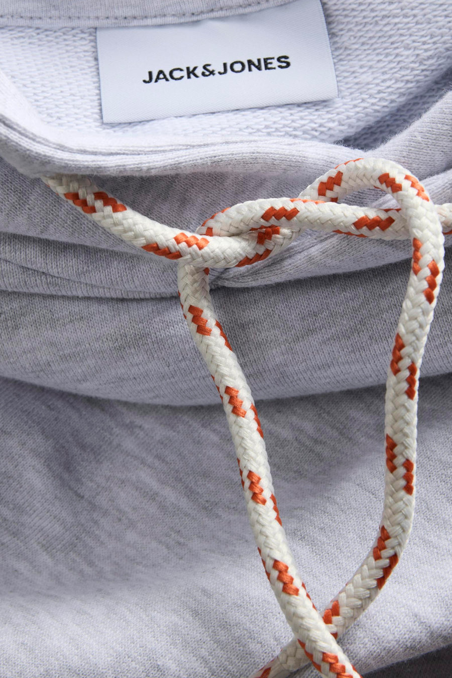 Pull-over blanc avec capuche de CORE BY JACK & JONES, doté d'un cordon orange et blanc à l'avant.