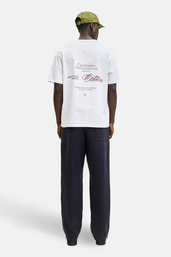 T-shirt blanc à manches courtes d'Originals by Jack & Jones, avec du texte marron foncé sur le dos.