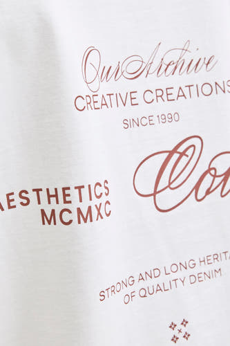 T-shirt blanc à manches courtes d'ORIGINALS BY JACK & JONES, avec des impressions de texte marron.