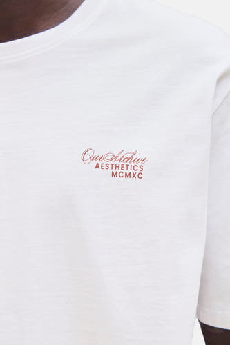 T-shirt blanc à manches courtes d'ORIGINALS BY JACK & JONES, avec un petit logo rouge foncé sur la poitrine.