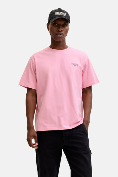 T-shirt rose à manches courtes d'ORIGINALS BY JACK & JONES, porté avec un chapeau de baseball noir, un pantalon noir et des chaussures foncées.