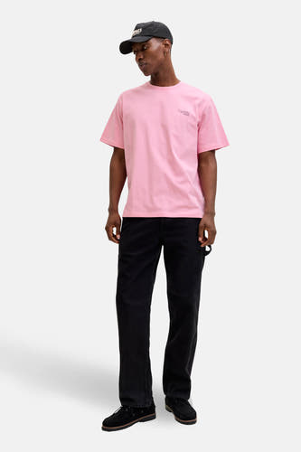 Roze T-shirt met korte mouwen van ORIGINALS BY JACK & JONES, gedragen met een zwarte baseballpet, zwarte broek en donkere schoenen.