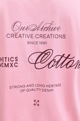 T-shirt rose à manches courtes d'ORIGINALS BY JACK & JONES, avec une impression de texte marron foncé.