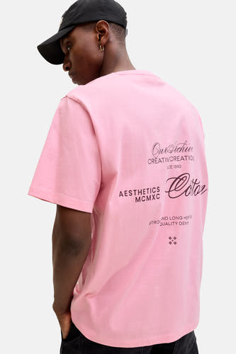T-shirt rose à manches courtes d'ORIGINALS BY JACK & JONES, avec du texte graphique sur le dos et un chapeau noir.