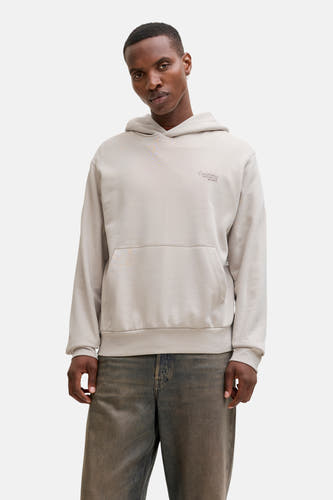 Pull-over beige avec capuche d'ORIGINALS BY JACK & JONES, avec poche kangourou et jeans vintage.