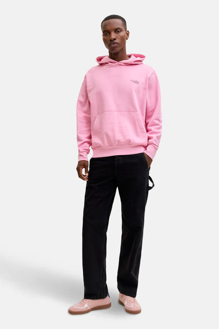 Gilet rose avec capuche d'ORIGINALS BY JACK & JONES, avec poche kangourou et pantalon foncé.