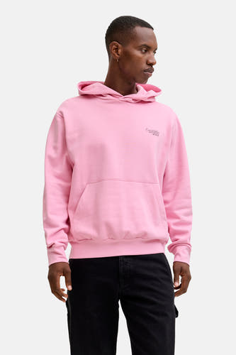 Roze sweater met kap van ORIGINALS BY JACK & JONES, met buidelzak en donkere broek.
