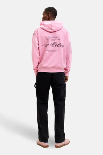 Pull-over rose avec capuche d'ORIGINALS BY JACK & JONES, avec une impression de texte noire sur le dos, associé à un pantalon noir et des chaussures roses.