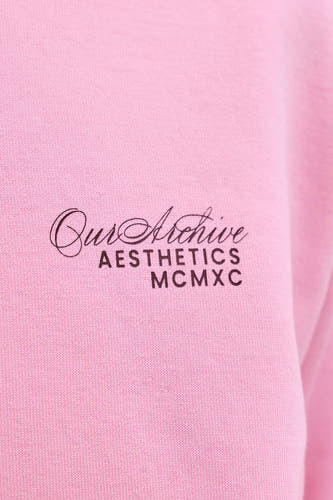 Gilet rose d'ORIGINALS BY JACK & JONES, avec l'inscription noire "Our Archive Aesthetics MCMXC".