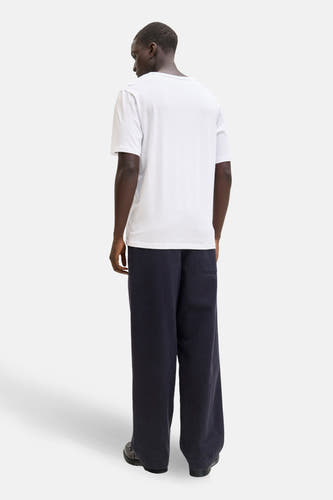 T-shirt blanc à manches courtes d'ORIGINALS BY JACK & JONES, dos, associé à un pantalon bleu marine large.