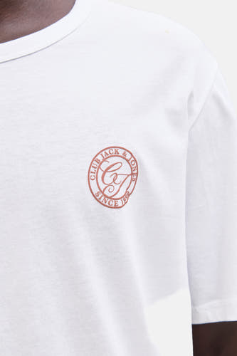 T-shirt blanc à manches courtes d'ORIGINALS BY JACK & JONES, avec un petit logo marron sur la poitrine.