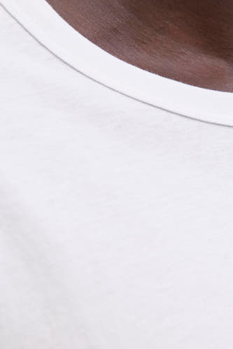 T-shirt blanc à manches courtes d'ORIGINALS BY JACK & JONES, gros plan de la ligne du col et de la surface lisse en coton.