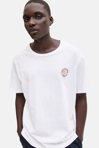 T-shirt blanc à manches courtes d'ORIGINALS BY JACK & JONES, avec un petit logo rouge sur la poitrine.