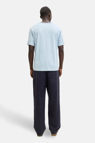 T-shirt bleu à manches courtes d'ORIGINALS BY JACK & JONES, vu de dos, associé à un pantalon foncé.