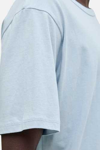 T-shirt bleu à manches courtes d'ORIGINALS BY JACK & JONES, gros plan sur la manche et l'épaule.