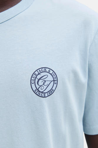 T-shirt bleu à manches courtes d'ORIGINALS BY JACK & JONES, avec col rond et emblème sur la poitrine.