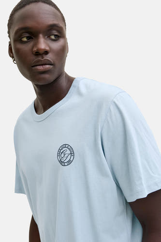 T-shirt bleu à manches courtes d'ORIGINALS BY JACK & JONES, avec un col rond et un petit logo sur la poitrine.