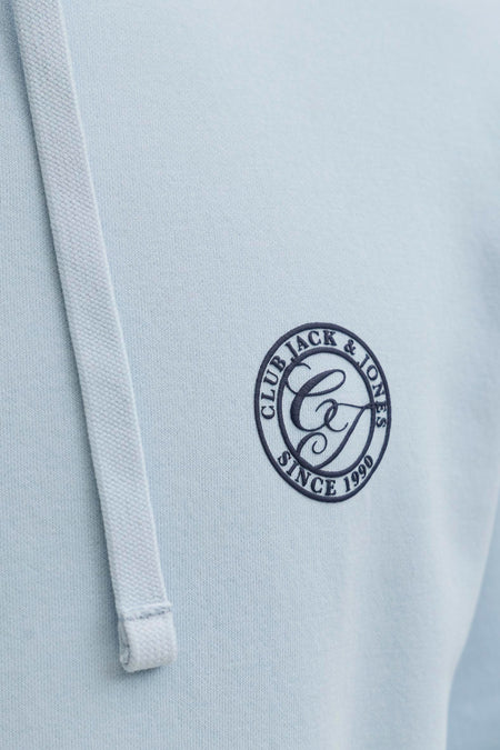 Lichtblauwe hoodie met logo van Club Jack & Jones.
