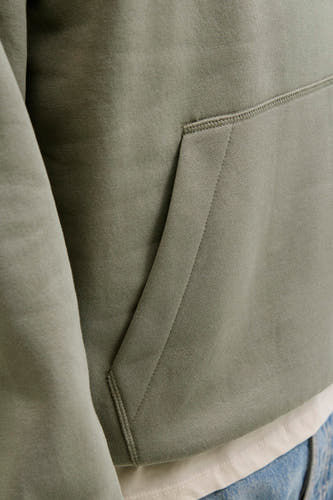 Gilet kaki avec col d'ORIGINALS BY JACK & JONES, gros plan de la poche et du manche.