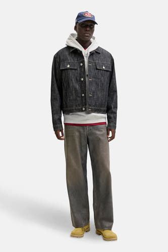 Witte sweater met kap van ORIGINALS BY JACK & JONES, gedragen onder een donker denim jack en een blauwe pet.