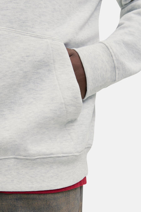 Grijze hoodie met zak, mouw met ribboord, hand in zak.