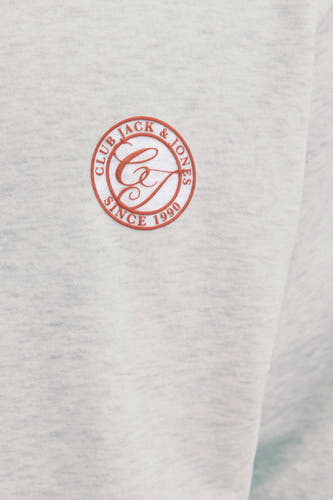 Pull-over blanc d'ORIGINALS BY JACK & JONES avec un détail de badge brodé sur la poitrine.