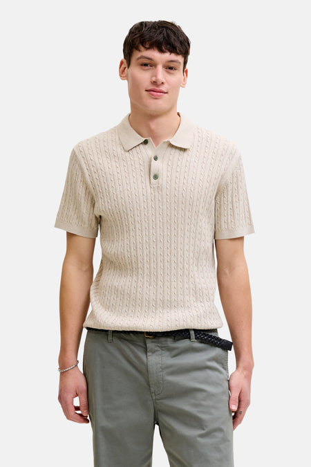Pull polo beige de PREMIUM by JACK & JONES, avec un motif torsadé et porté avec un short, des chaussettes et des chaussures grises.