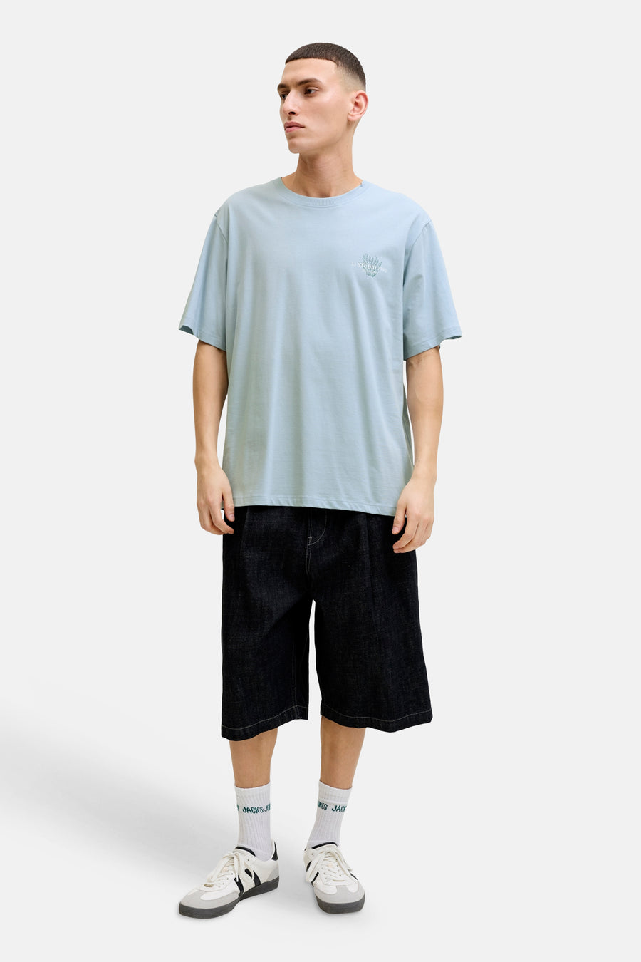 Blauw T-shirt van ORIGINALS BY JACK & JONES met subtiele borstprint, gedragen met donkere shorts en witte sneakers.