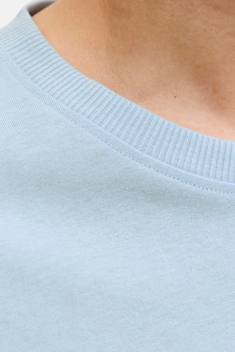 T-shirt bleu clair de ORIGINALS BY JACK & JONES avec col rond côtelé et encolure cousue.