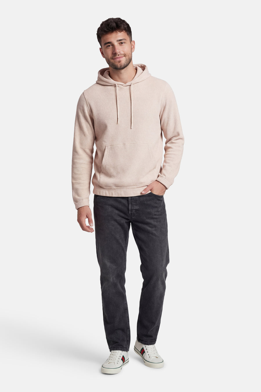 Beige sweater met kap van CORE BY JACK & JONES, met een fijne wafeltextuur, gecombineerd met donkere jeans en witte sneakers.