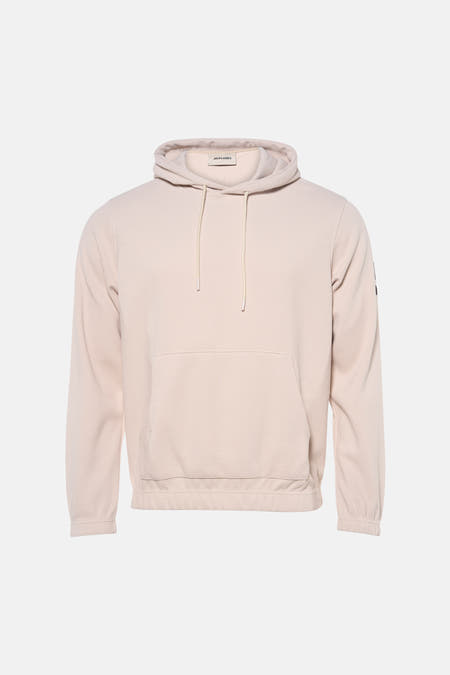 Gilet beige avec capuche de CORE BY JACK & JONES, vu par derrière, avec des jeans foncés et des baskets crème.