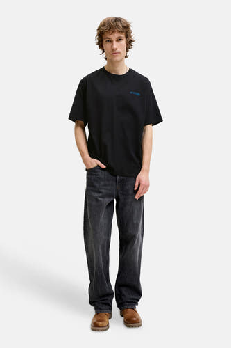 Zwart korte mouwen T-shirt van ORIGINALS BY JACK & JONES, met klein blauw logo op borst, gedragen met donkere jeans en bruine laarzen, front view.