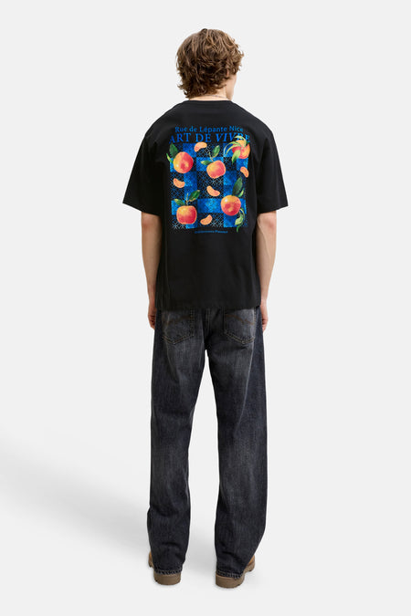 Zwart korte mouwen T-shirt met fruitprint op rug van ORIGINALS BY JACK & JONES, model van achteren in lifestyle look met donkere jeans